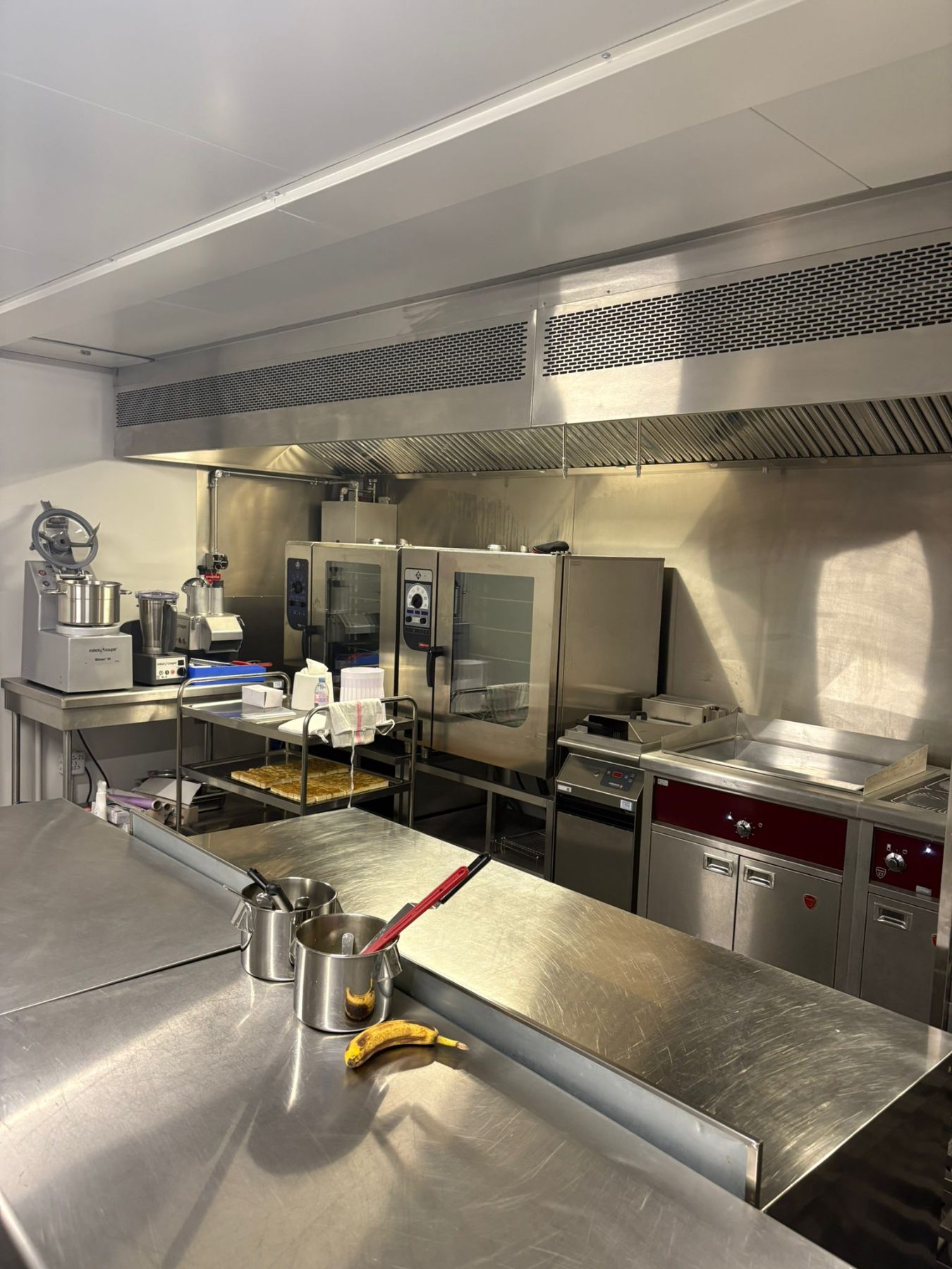 Rangement du matériel et batterie de cuisine dans la cuisine modulaire