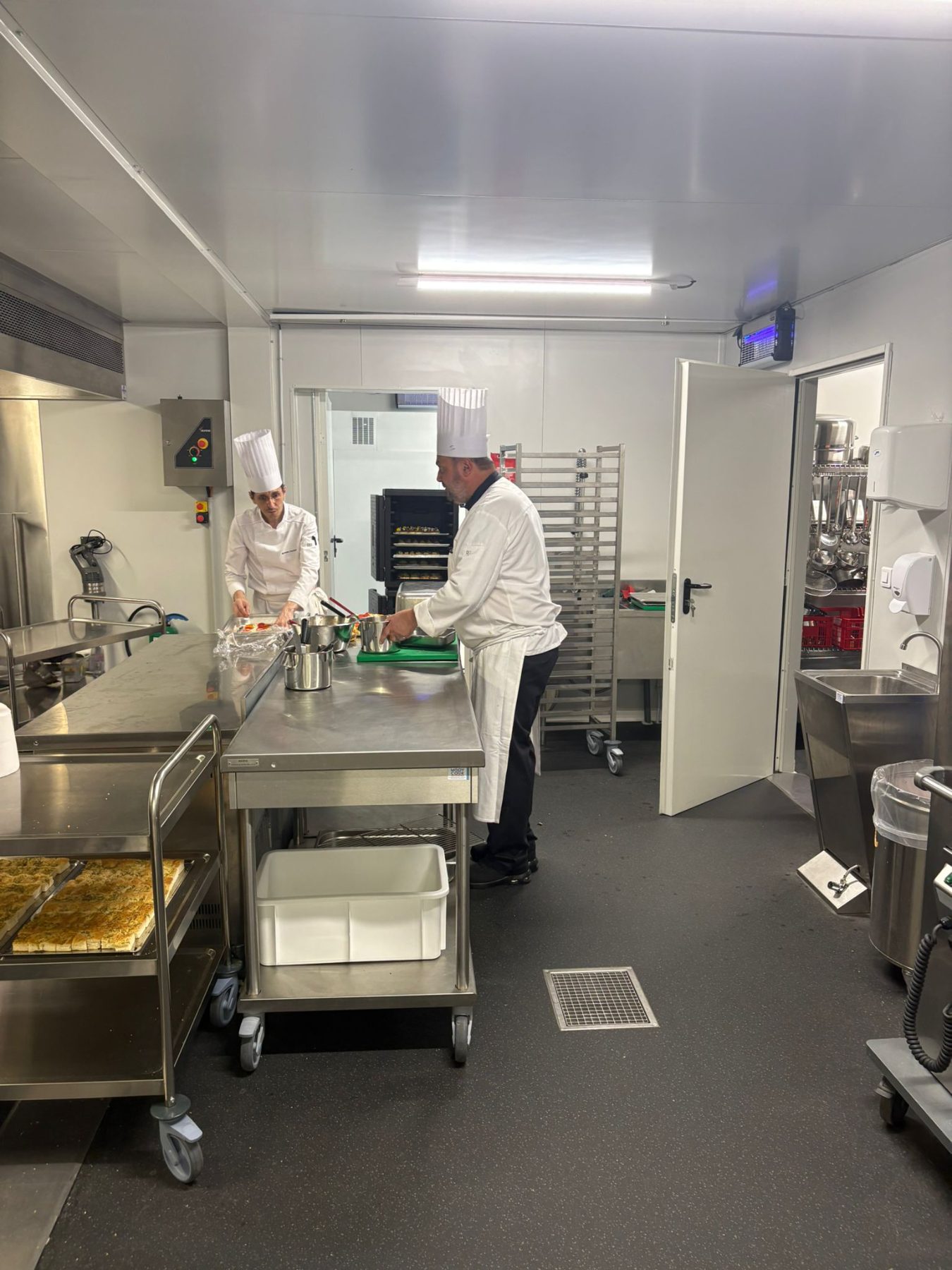 Cellule de pâtisserie et chambres froides de la cuisine de production