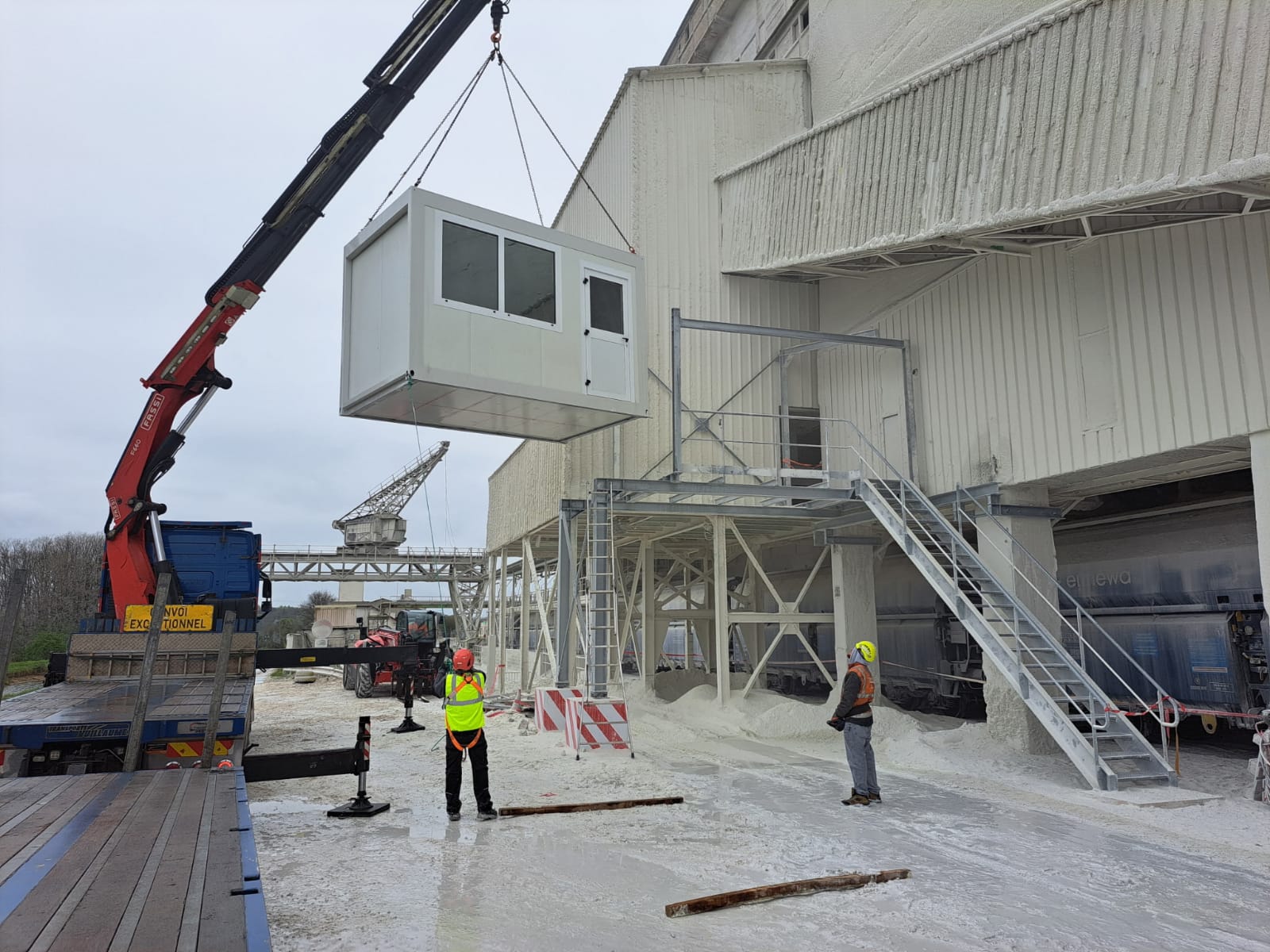 Levage du bureau technique acier préfabriqué par grue — site Lhoist, Sorcy-Saint-Martin
