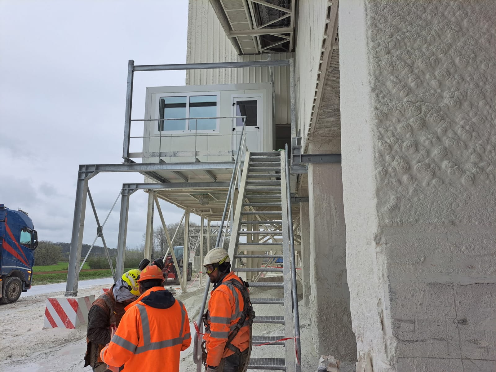 Bureau technique posé sur sa plateforme acier contre le silo — site Lhoist