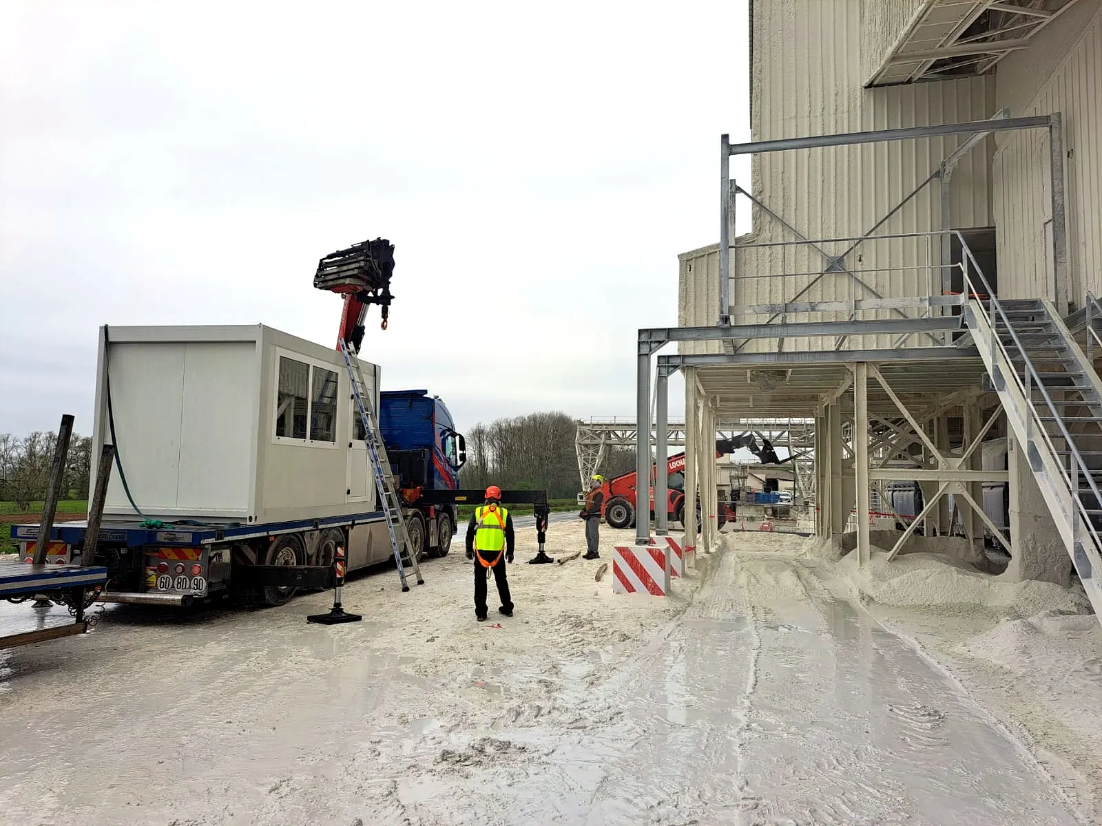 Cabine technique modulaire sur site industriel